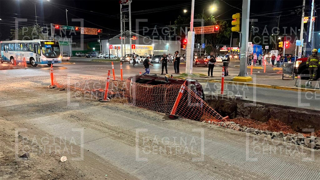 Bulevar Francisco Villa; Conductor vuelca por no ver señáletica