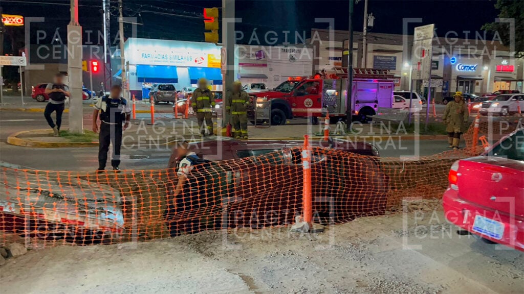 Bulevar Francisco Villa; Conductor vuelca por no ver señáletica