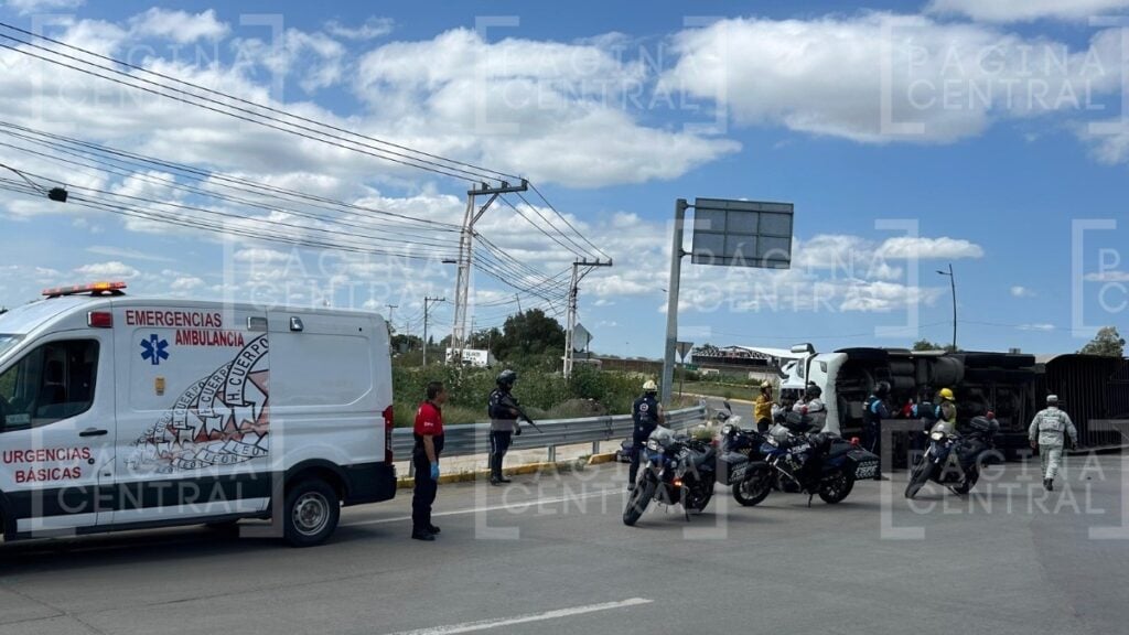 Eje Metropolitano: Tráiler vuelca en glorieta en Loza de los Padres