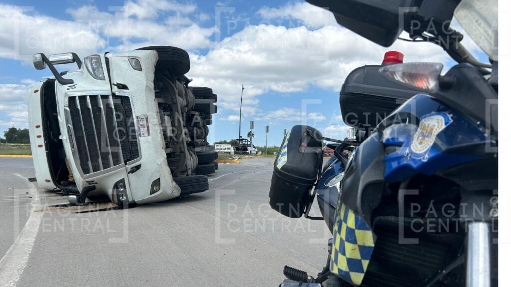 Eje Metropolitano: Tráiler vuelca en glorieta en Loza de los Padres