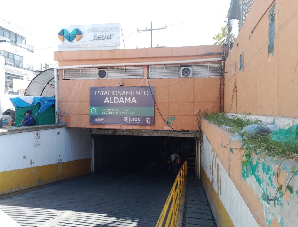 Leoneses batallan por estacionamientos gratuitos para trámites de Gobierno municipal