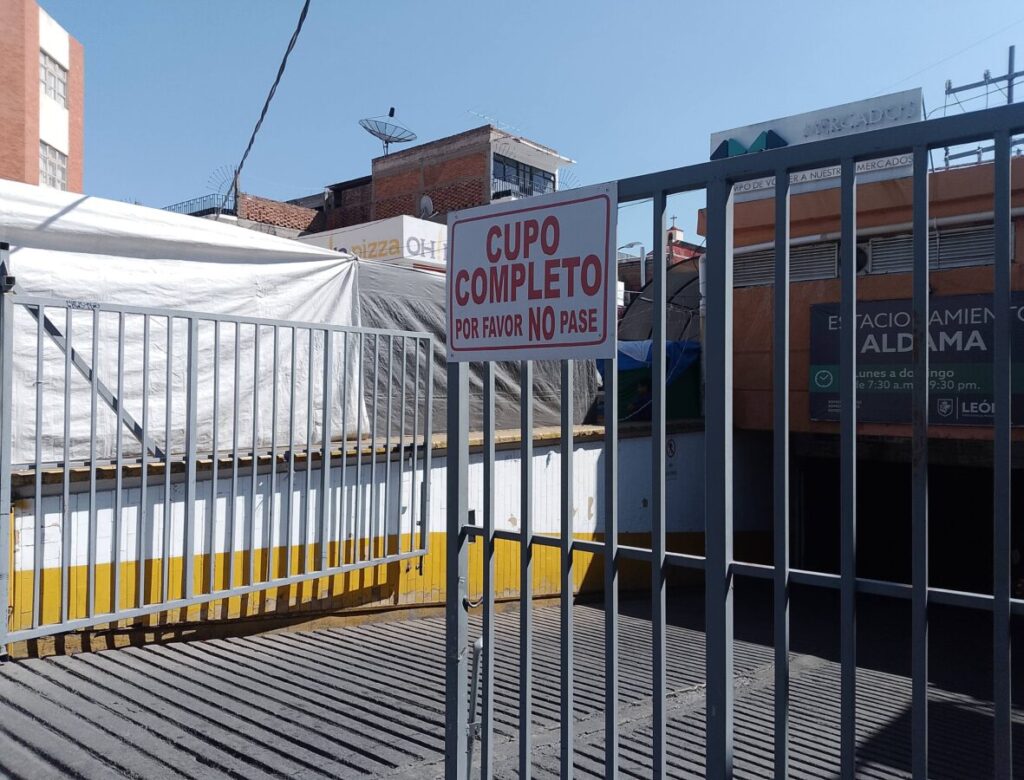 Leoneses batallan por estacionamientos gratuitos para trámites de Gobierno municipal