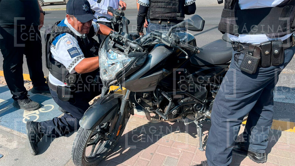 Colinas de San Isidro: Motociclista choca contra un semáforo tras ser golpeado por tráiler