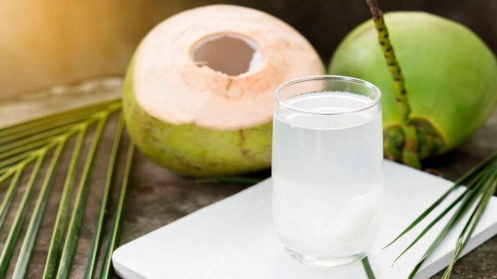 El agua de coco te ayudará a fortalecer tu sistema inmune y limpiar el riñón