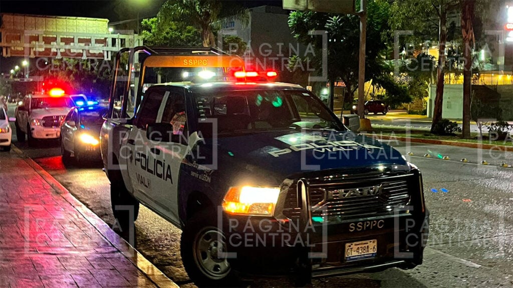 Parque Manzanares: Se estampa contra poste y destroza su carro