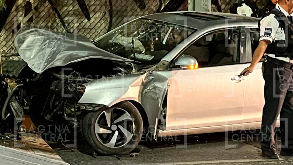 Parque Manzanares: Se estampa contra poste y destroza su carro