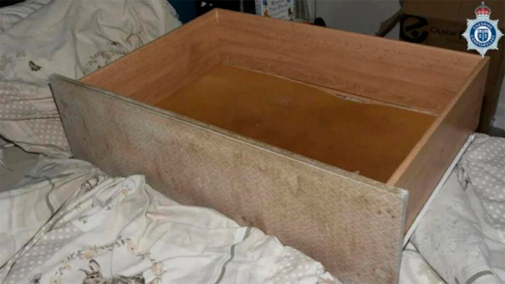 Reino Unido: Mujer escondió a su propia hija durante tres años en un cajón