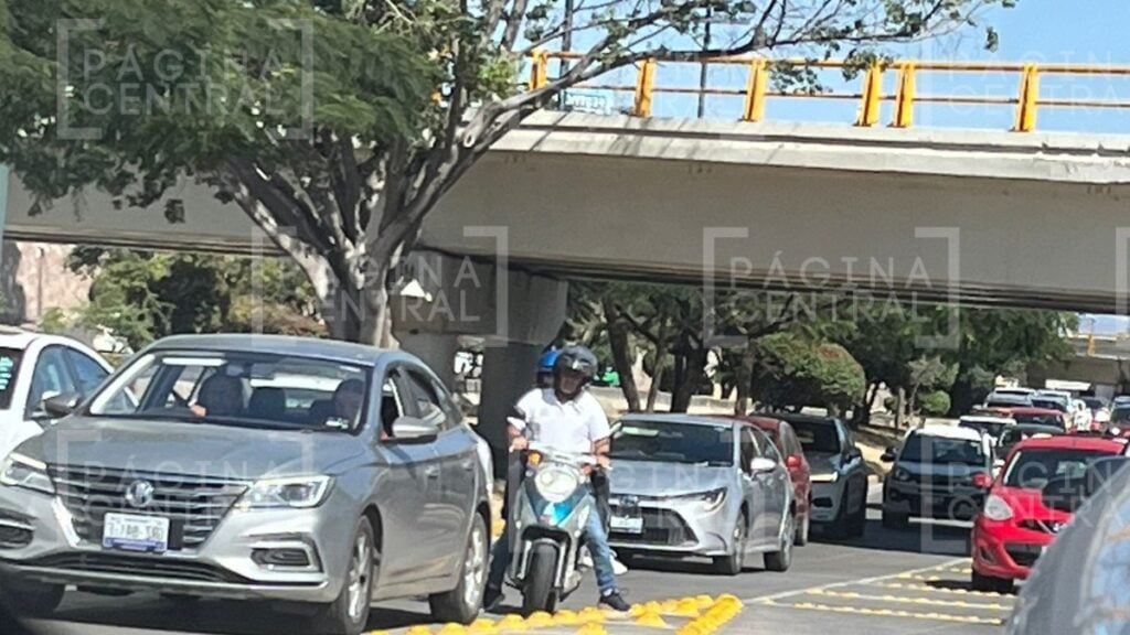Camioneta tumba arco de acero en el Malecón del Río