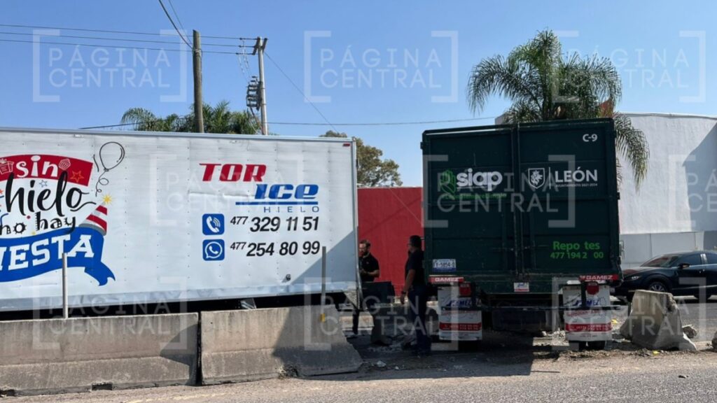 Accidente Lagos-León: Tráiler causa carambola al retornar en Lagunillas