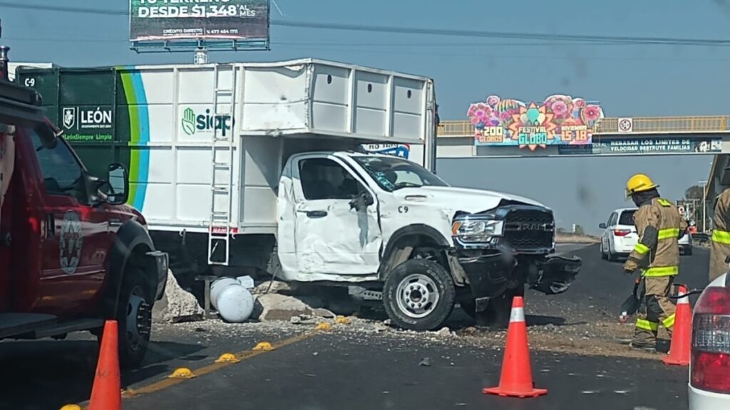 Accidente Lagos-León: Tráiler causa carambola al retornar en Lagunillas