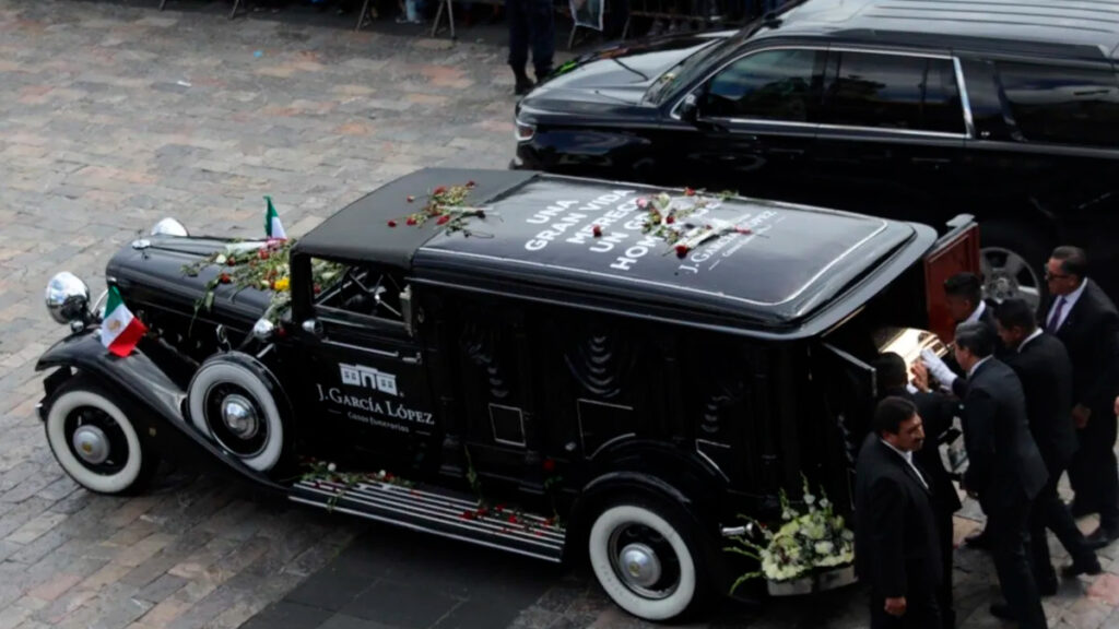 Silvia Pinal es llevada en carroza de 1930, la misma que transportó a José José y Chabelo