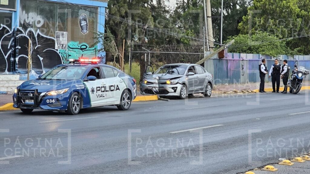 Conductor de auto choca con poste en San Isidro y lo derriba 