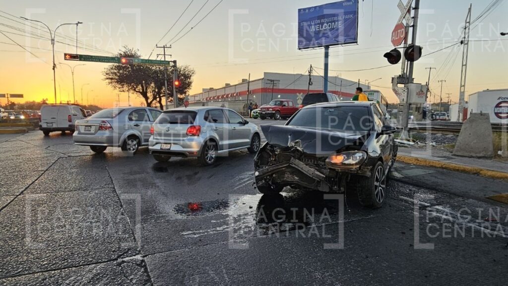 Motociclista causa choque con poste en Timoteo Lozano