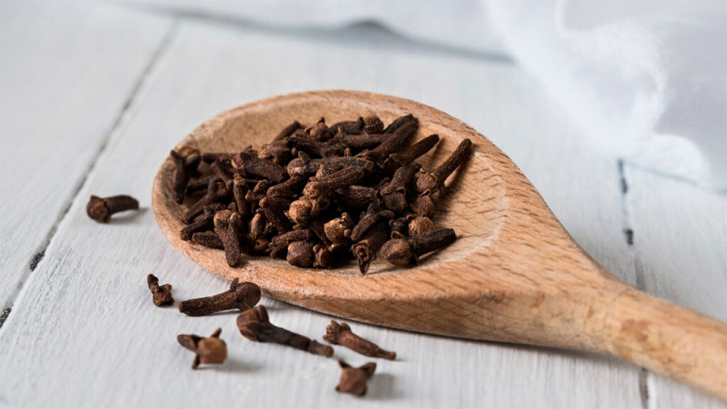 Clavo de olor: Conoce este sencillo truco para tener un buen aliento