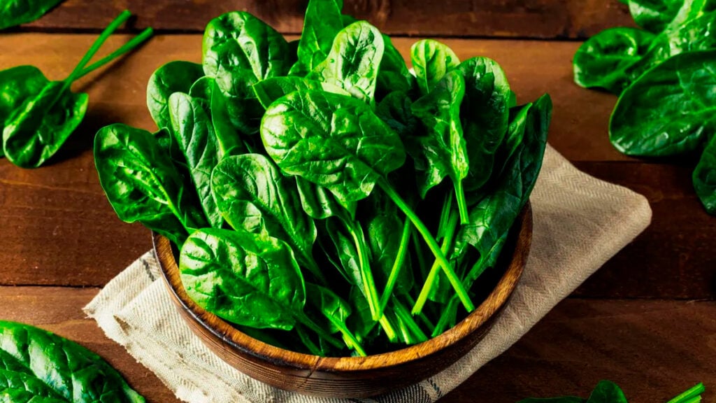 El consumo regular de la espinaca beneficia tu corazón, ojos y huesos