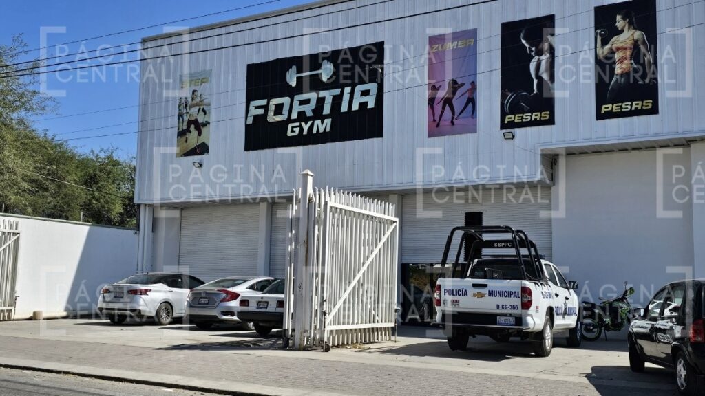 Hombre se ejercitaba en gimnasio y de repente cayó muerto