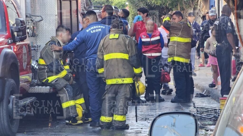 Uno de los bomberos sacó un tanque de gas de la casa para evitar más riesgos.