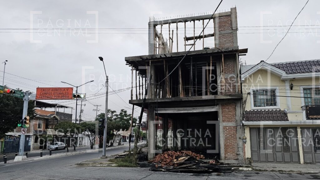 Incendio en obra en construcción arrasa con cables en La Campiña