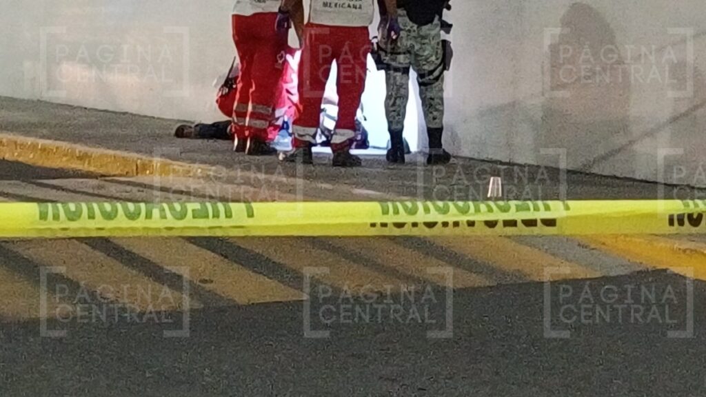 Hallan cuerpo de hombre afuera de tienda departamental Celaya