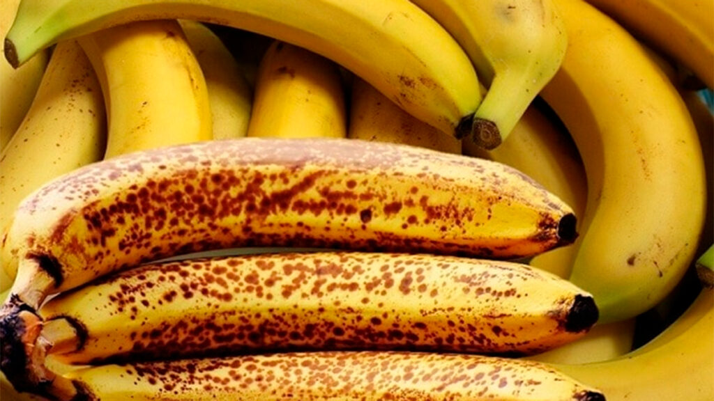 ¿Es seguro consumir fruta con manchas negras? Esto es lo que debes saber