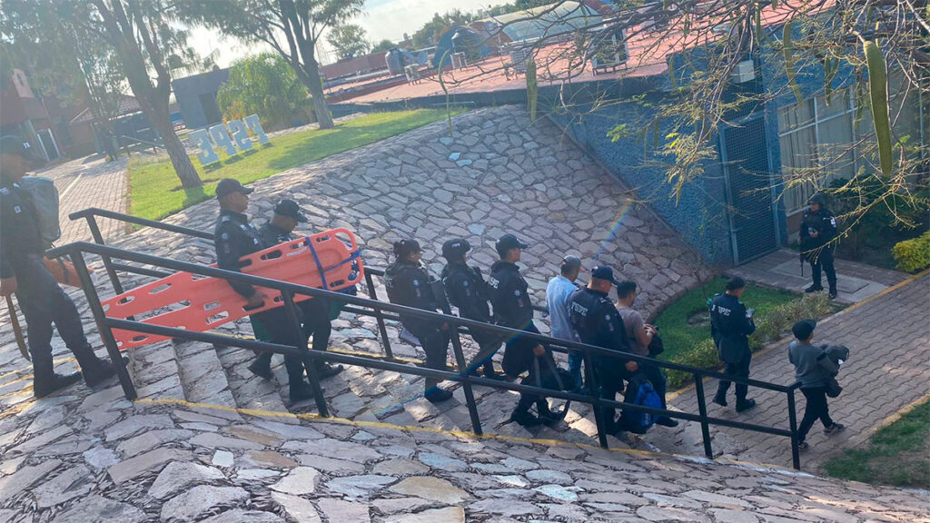 Helicóptero de la FSPE rescata a grupo de personas varado en la sierra de Codornices