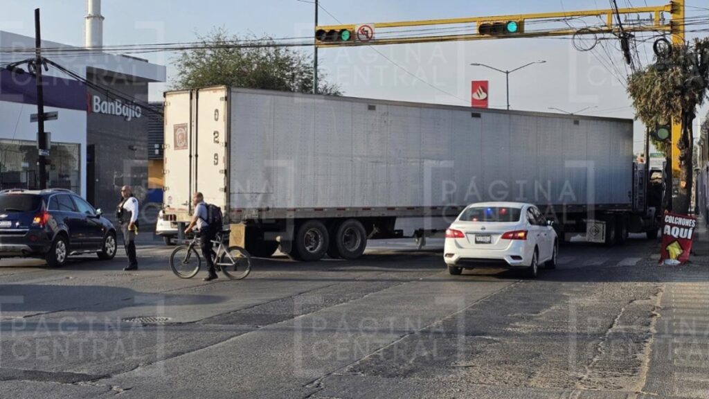 Tráiler descompuesto en Delta causa caos vial