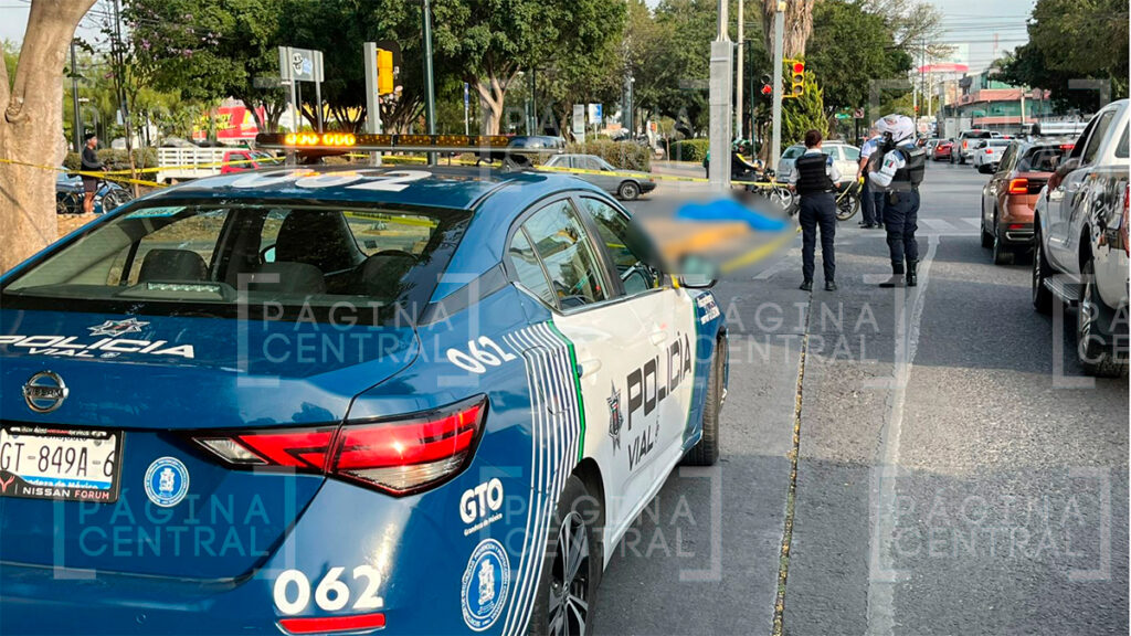 San Jerónimo I: Joven motociclista se impacta contra el poste de un semáforo