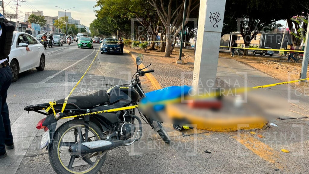 San Jerónimo I: Joven motociclista se impacta contra el poste de un semáforo