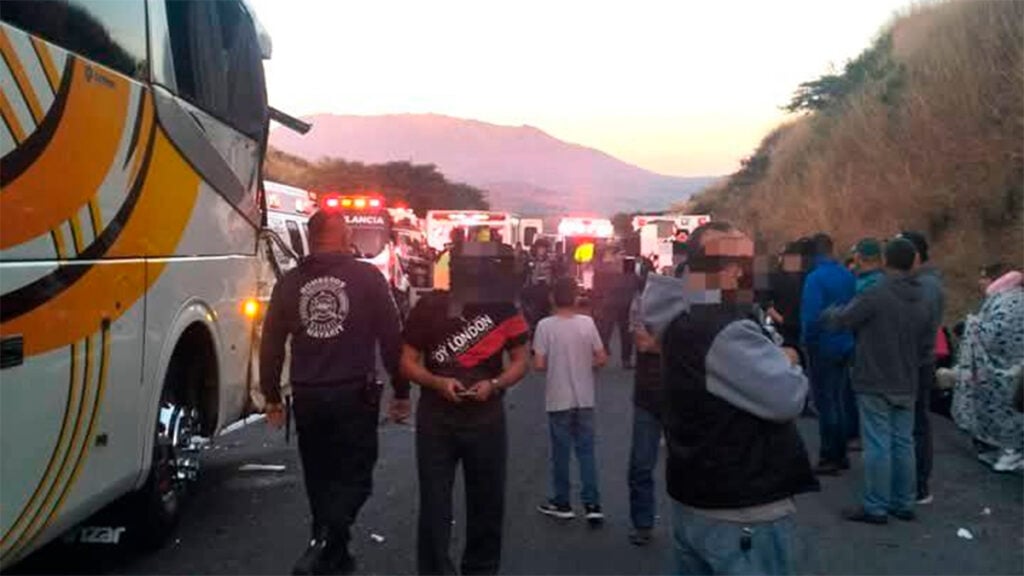 Puerto Vallarta: Autobús con 54 leoneses sufre aparatoso accidente