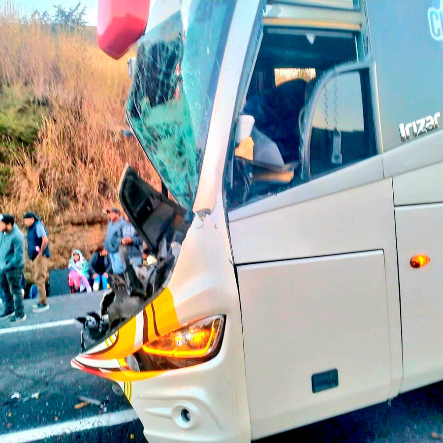Puerto Vallarta: Autobús con 54 leoneses sufre aparatoso accidente
