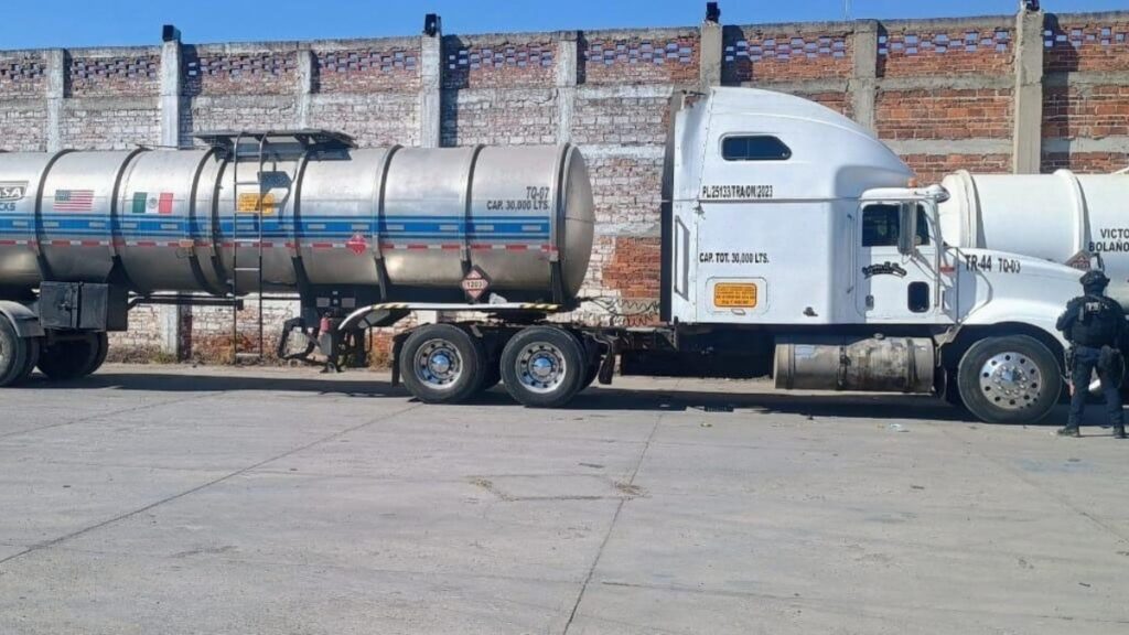 Aseguran 20 mil litros de huachicol en carretera de Irapuato