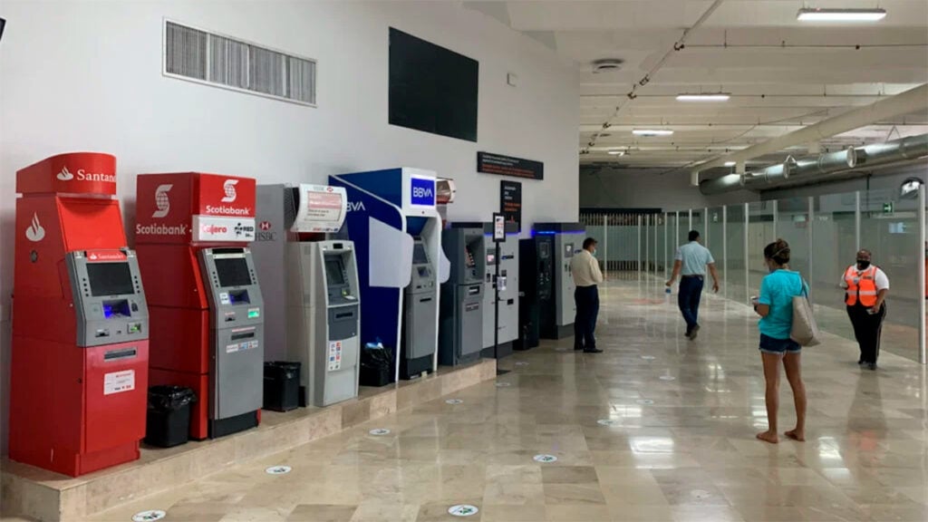 e damos 10 tips para mantenerte seguro al retirar dinero del cajero automático