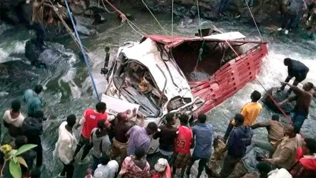 Etiopía: Camión cae a un barranco y deja 71 muertos