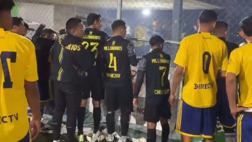 Captan momento justo de la explosión de pirotecnia en partido