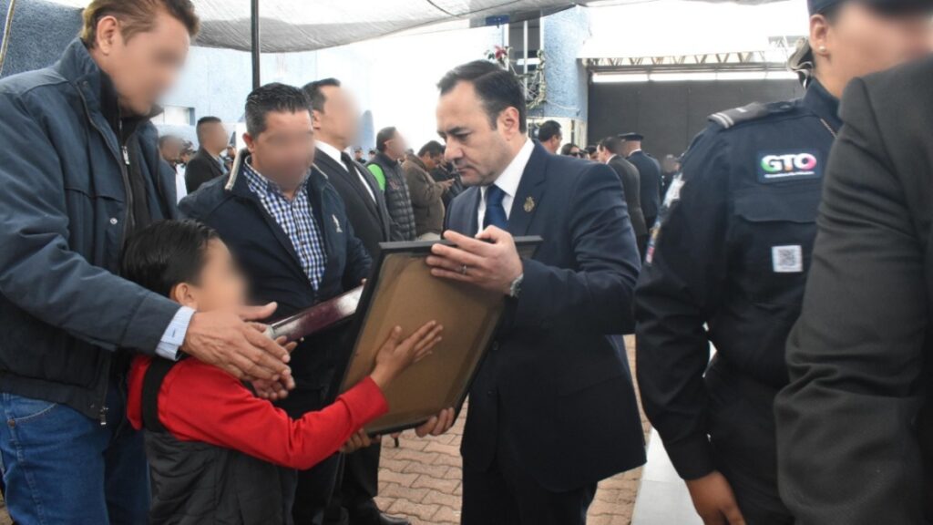 Rinden homenaje a los policías asesinados en Uriangato