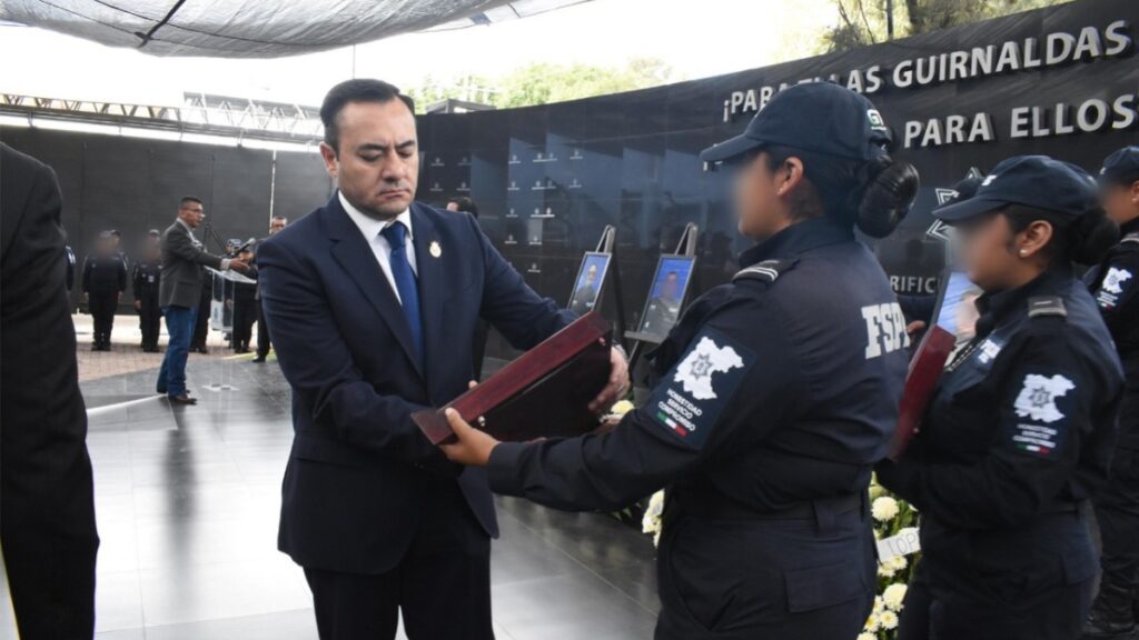 Rinden homenaje a los policías asesinados en Uriangato