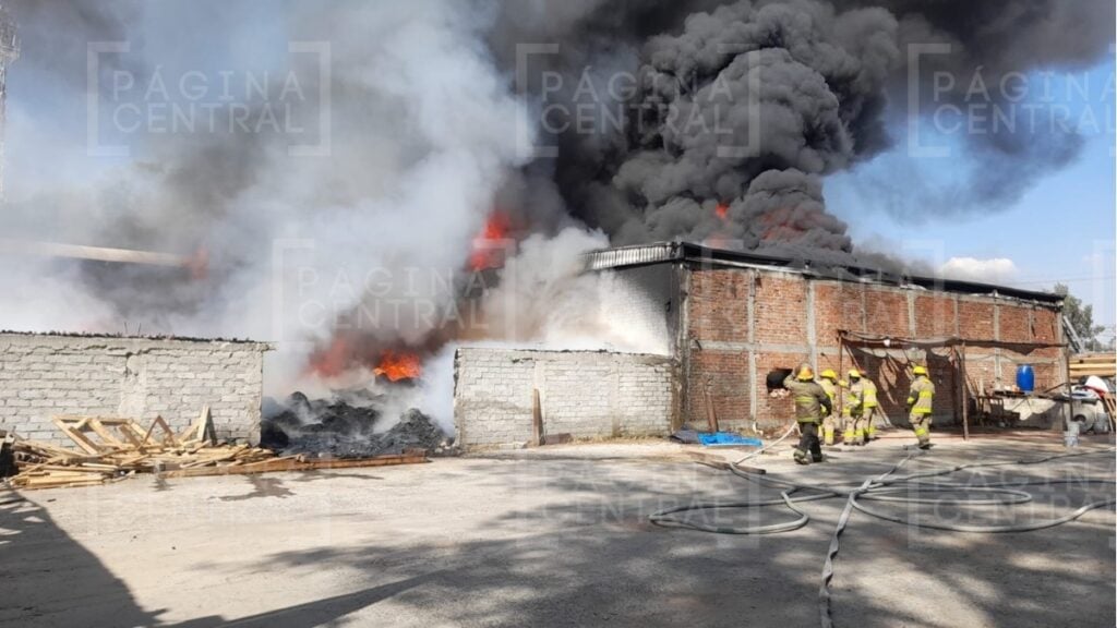 Incendio en recicladora de Los Sauces desafía a bomberos
