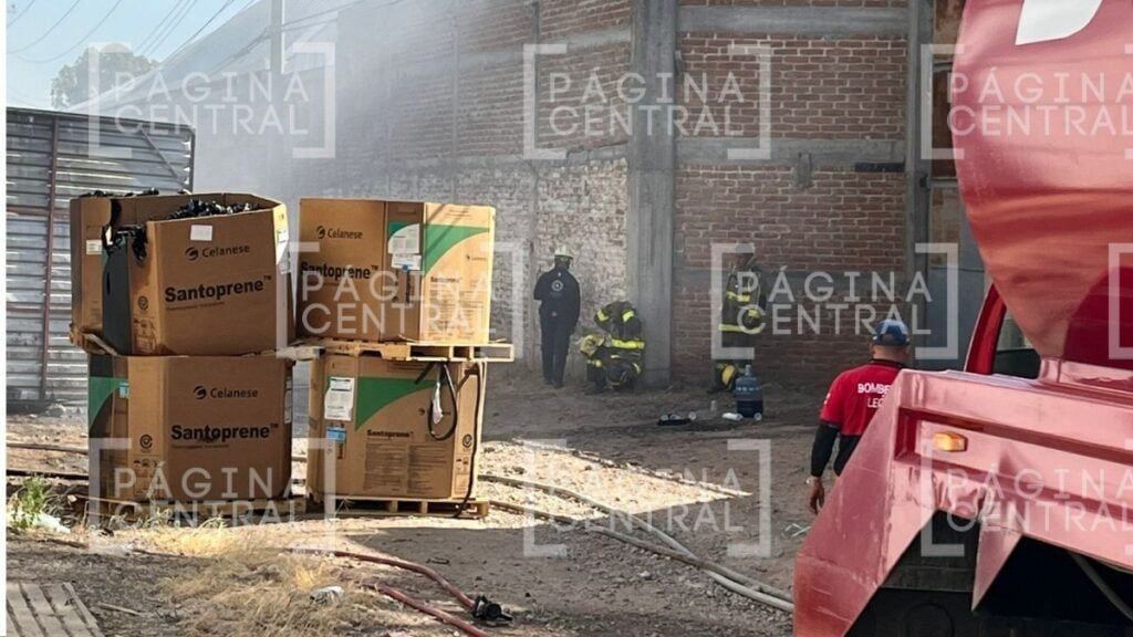 Incendio en recicladora de Los Sauces desafía a bomberos