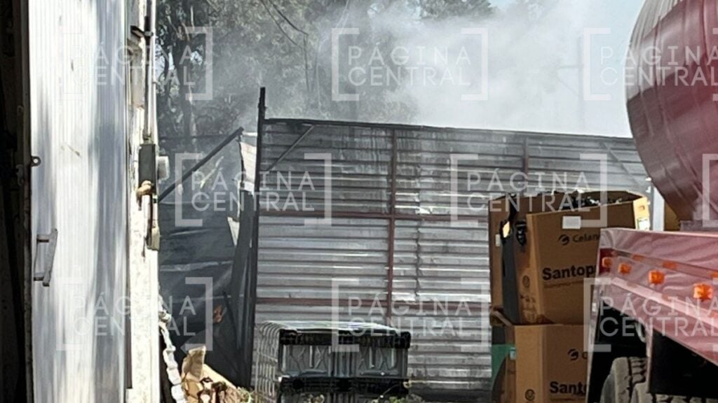 Incendio en recicladora de Los Sauces desafía a bomberos