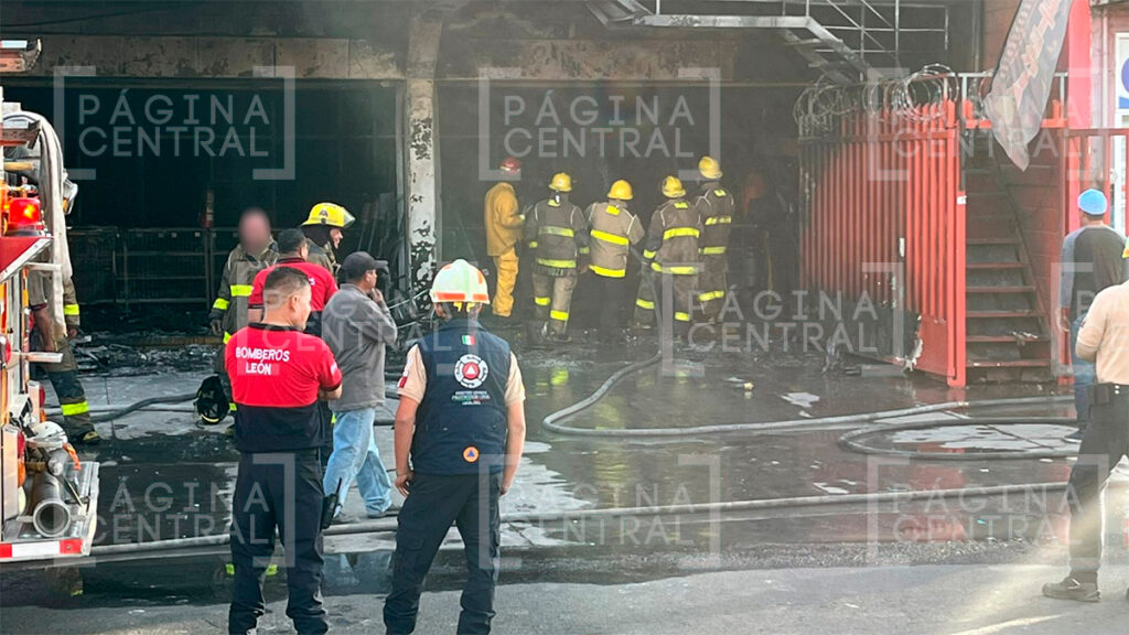 Incendio en ferretería sobre Torres Landa afecta tráfico y moviliza cuerpos de emergencia
