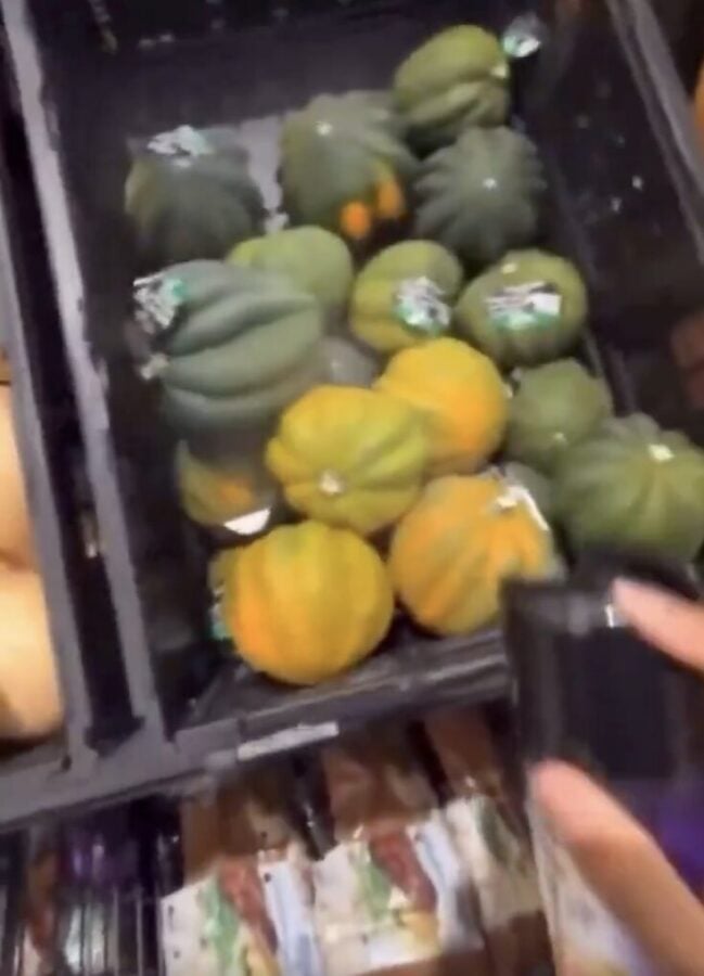 Influencer rocía insecticida en frutas de Walmart y lo detienen