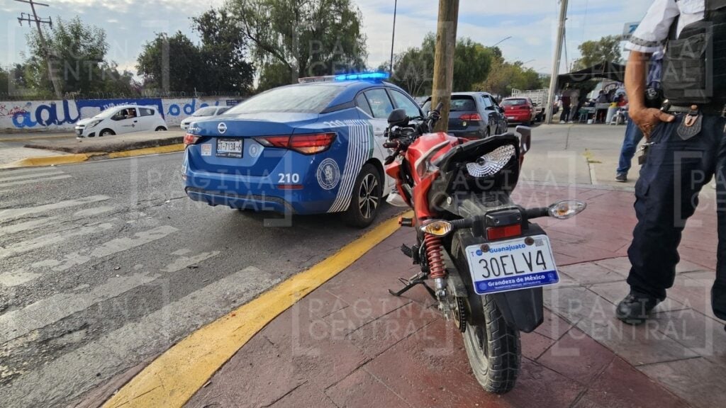 Motociclista rebasa por la derecha y causa choque en San Pedro