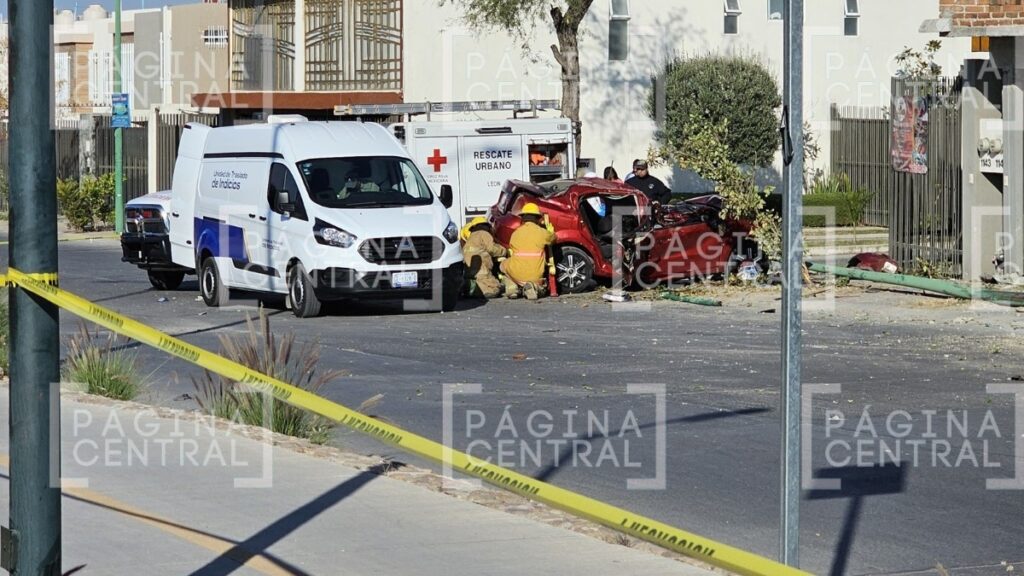 Muere mujer al chocar con árbol en Residencial Azahares