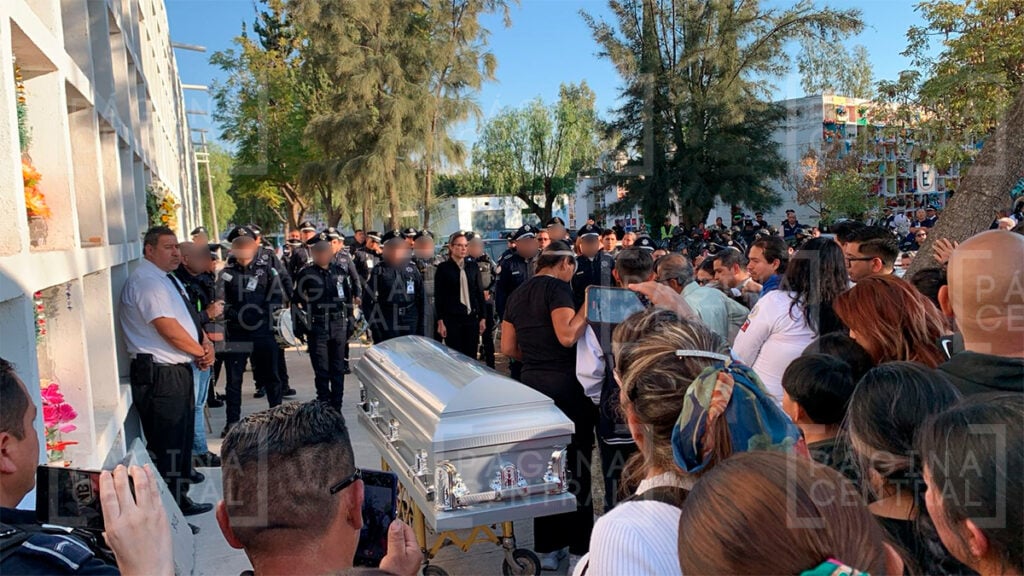 Rinden homenaje en panteón municipal a policía asesinado en León
