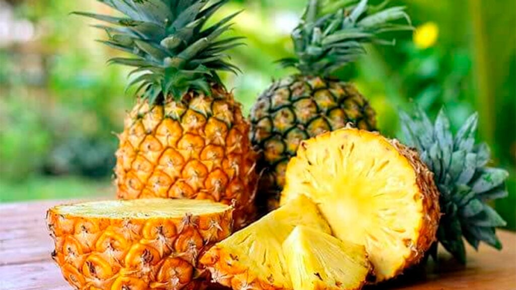 La Piña es rica en ácido fólico y además te ayudaría a eliminar parásitos intestinales