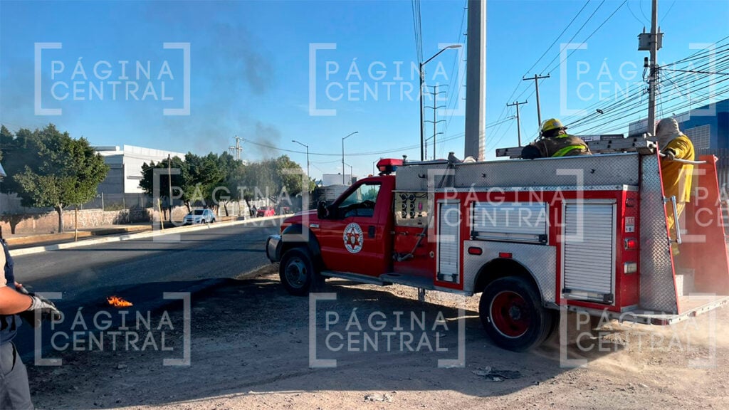 Falla mecánica provoca incendio de tolva cuando circulaba por el bulevar San Juan Bosco