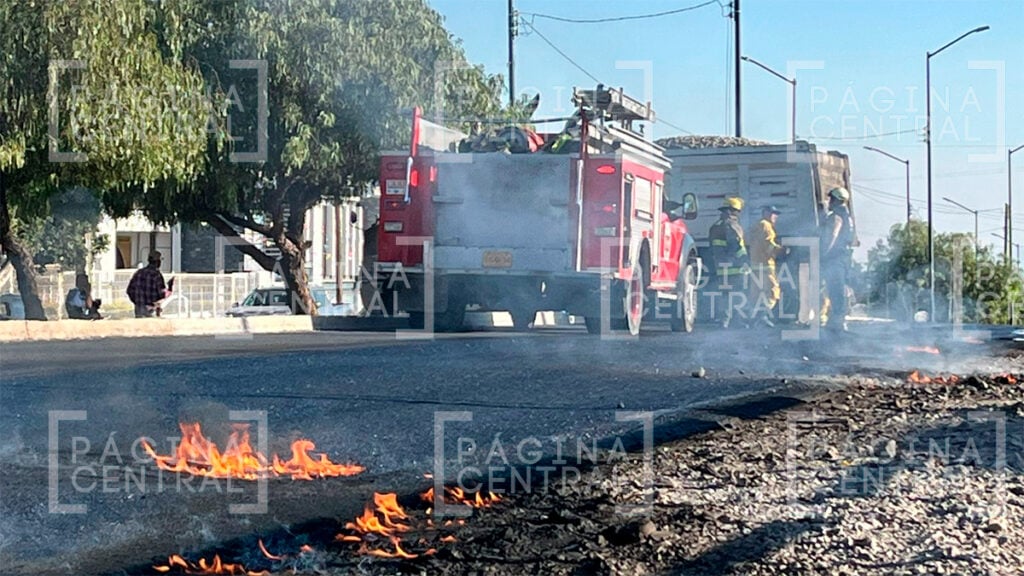 Falla mecánica provoca incendio de tolva cuando circulaba por el bulevar San Juan Bosco