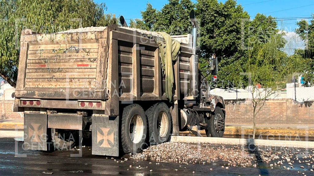 Falla mecánica provoca incendio de tolva cuando circulaba por el bulevar San Juan Bosco
