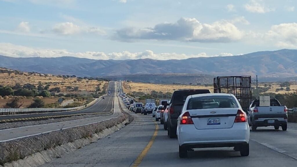 Volcadura de tráiler en 'El Potrero' desquicia la León-Silao
