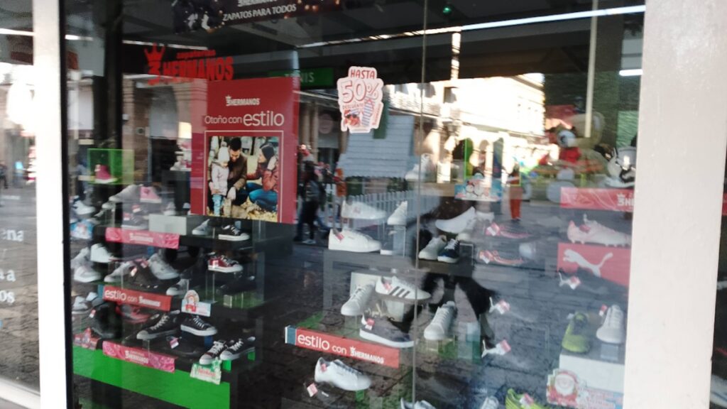 Centro se queda sin luz en plenas compras navideñas en León